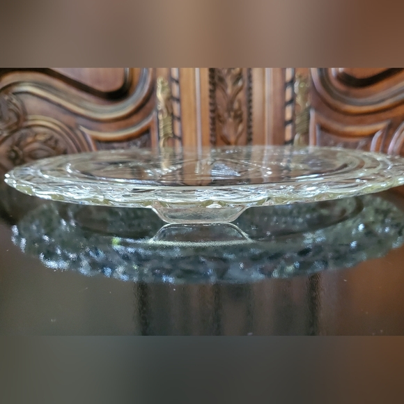 Vntg 11 1/2" Cake Plate Feathers 🪶,Snowflakes, Geometric Low Profile Design - Picture 6 of 12